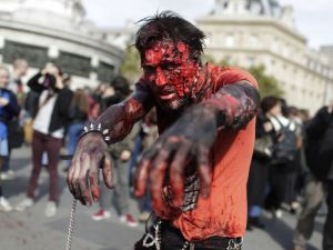 Paris'te 'yaşayan ölüler' geçidi