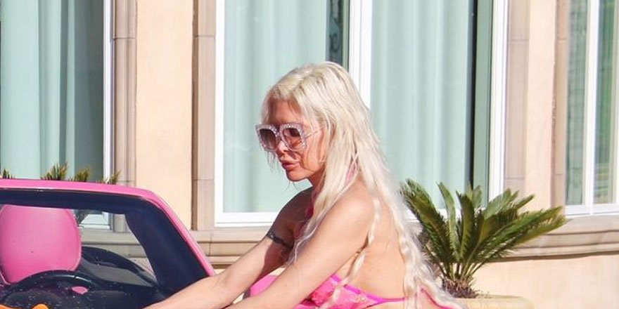 Bikiniyle arabasını yıkadı