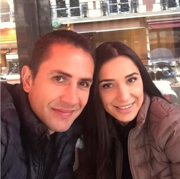 Emre Aşık'ın eşi başka bir adamla barda! 5