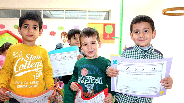 Çocuklar sevinçle karnelerini aldı