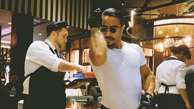 Nusret, ABD'de Başlatılan Soruşturma Sonrası Eldiven Kullanmaya Başladı