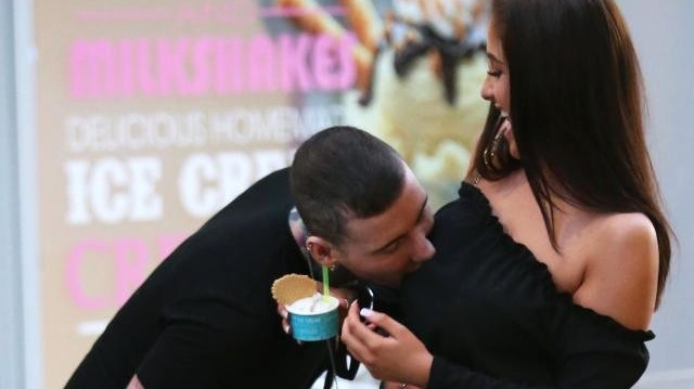 Model Jeremy McConnel Sokak Ortasında Yeni Sevgilisinin Göğsünü Isırdı