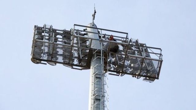 Samsun'da trafik cezası kesilen kişi aydınlatma direğine tırmandı