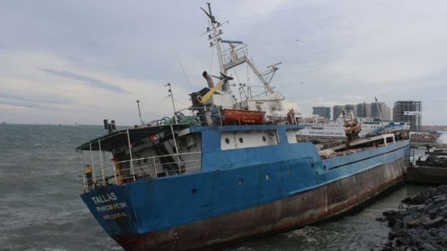 Yük gemisi karaya oturdu