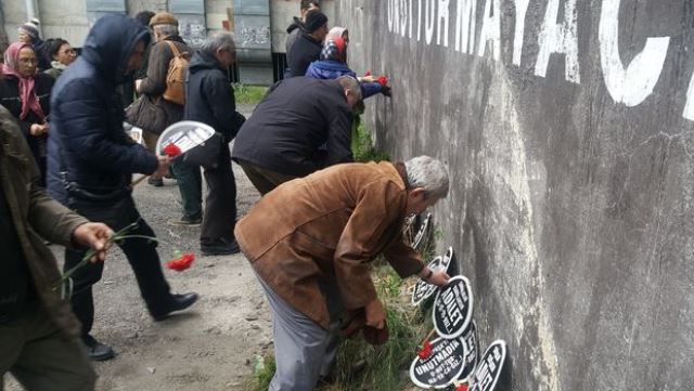 Davutpaşa'daki patlamada ölen 21 kişi karanfillerle anıldı
