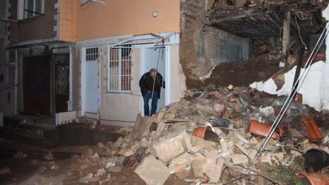İstanbul Şişli'de aşırı yağmur nedeniyle iki katlı bina çöktü