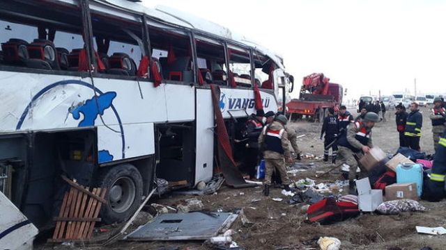 Van'da yolcu otobüsü devrildi