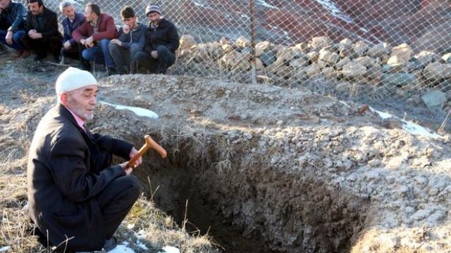 Erzurum'da yaşlı adam gittiği mezarlıkta kendisi için hazırlanan mezarı ziyaret etti