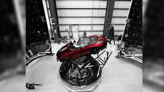 Elon Musk şimdi de uzaya Tesla gönderiyor!