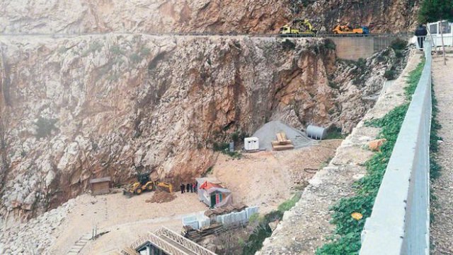 Dünyaca ünlü Kaputaş Plajı'na kepçe girdi