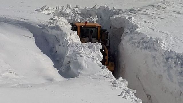 Yüksekova'da metrelerce karın bulunduğu askeri üs bölgesinin yolunu güçlükle açtılar