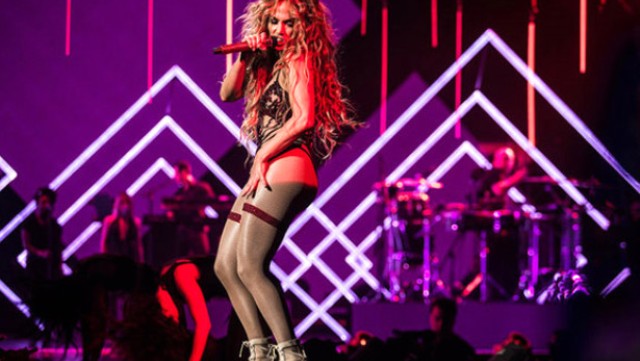 Mayo ile Sahneye Çıkan Jennifer Lopez'e Bakan Bir Daha Baktı