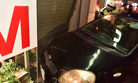 Pisi pisine kaza yaptı