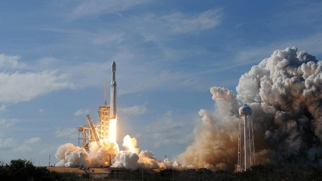 En güçlü roket spor arabayla birlikte uzaya gönderildi