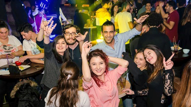 Müziğin ritmine uyuyorlar