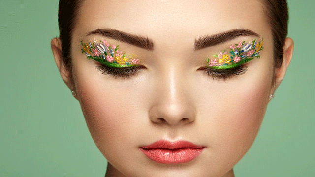 2018 makyaj trendlerinde çiçekli eyeliner detayı