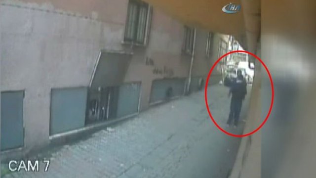 Kağıthane'de bir şahıs arkadaşını sokak ortasında bıçakladı