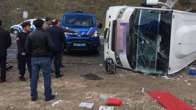Antalya'da yolcu midibüsü devrildi!