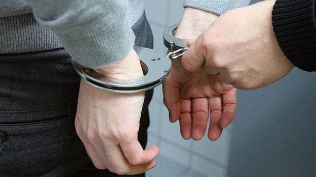 Kızına tecavüz ederken polise yakalandı