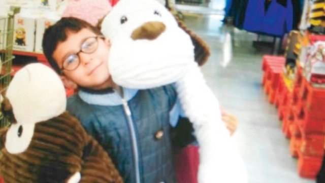 Konya'da üstüne reklam panosu düşen çocuk yaşam savaşı veriyor