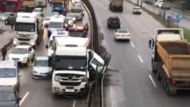 Şile'de hafriyat kamyonu iki aracı ezdi