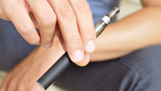 Kurabiye aromalı e-sigara kullandı, solunum cihazına bağlandı