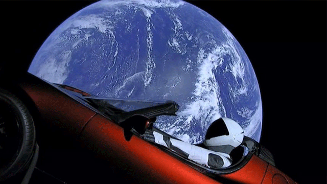 Falcon Heavy’nin uzaya götürdüğü Tesla Roadster’in konumunu takip edebilirsiniz