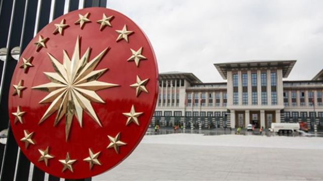 Cumhurbaşkanlığı Külliyesi önünde bariyerlere çarpan sürücü gözaltına alındı