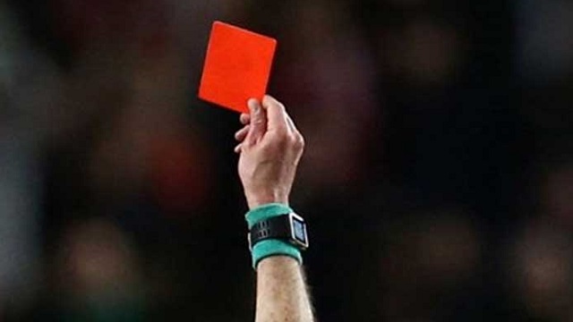 Bir maçta 9 kırmızı kart çıktı
