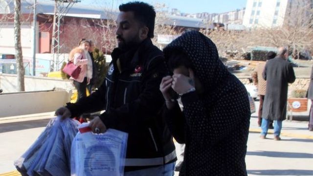 Elazığ'da bir şüphelinin iç çamaşırından yüzlerce uyuşturucu hap çıktı