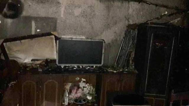 Odun sobasına benzin döktü, evi yaktı