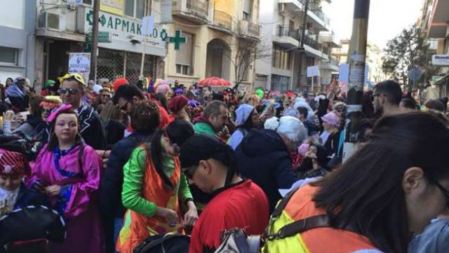 Prodromu’da karnaval geçidi düzenlemek isteyen gençler yol kapattı