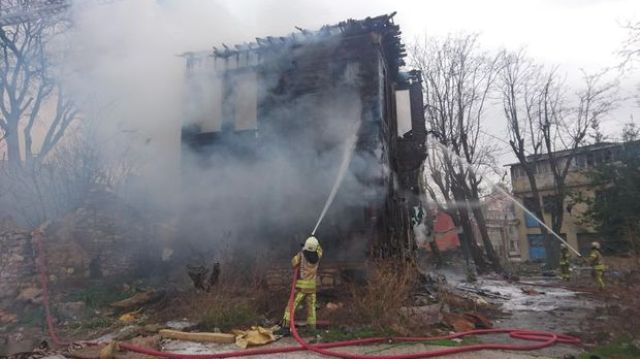 Fatih'te ahşap binada yangın