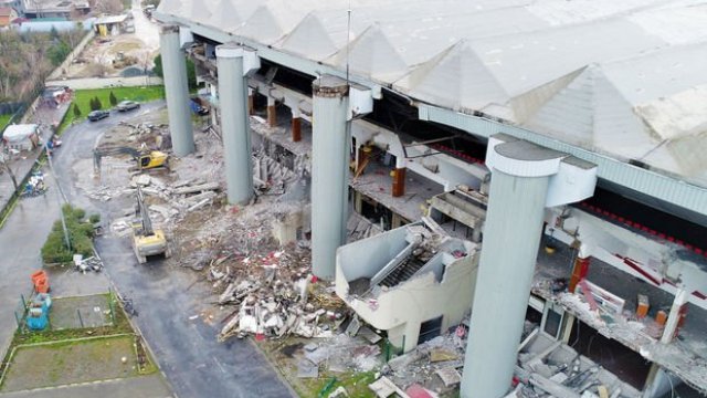 Asbest tehlikesi Abdi İpekçi Spor Salonu yıkımıyla yeniden gündeme geldi