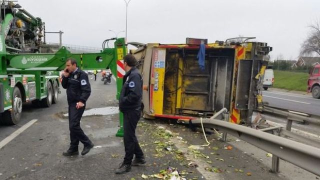 TEM Otoyolu'nda çöp kamyonu devrildi