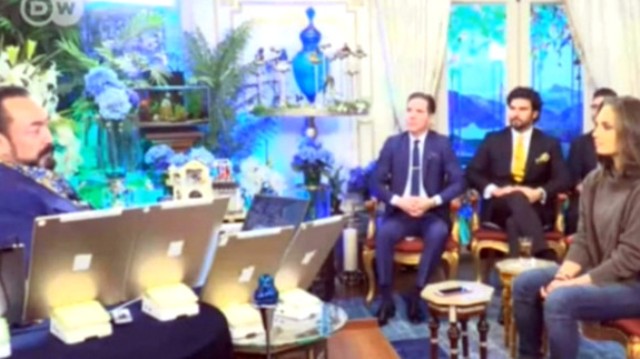 Adnan Oktar'ın Karşısına Bu Kez Kedicikler Yerine Nevşin Mengü Oturdu