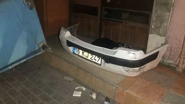 Bursa'da kontrolden çıkan otomobil caddede yürüyen yayaya ve 3 araca böyle çarptı