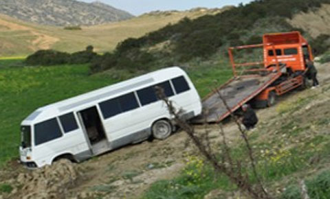 Öğrenci dolu minibüs, 8 metre sürüklendi