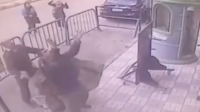 Mısır'da 3. kattan düşen çocuğu polis havada yakaladı