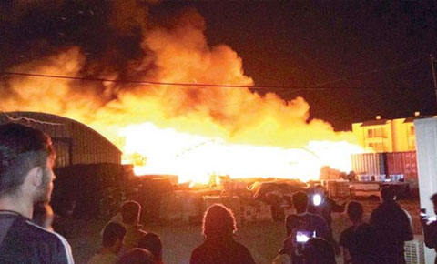 Otelin malzeme deposu kül oldu