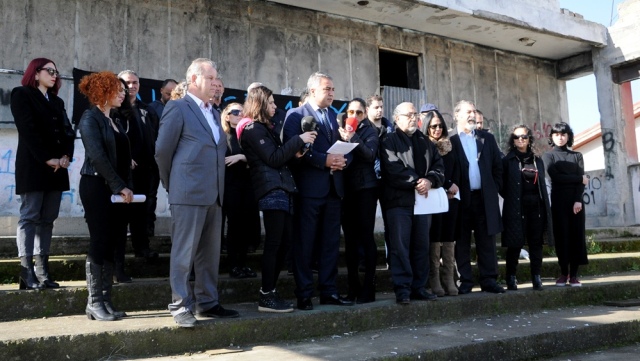 Sanatçılar 19 yıl önce yanan sahne enkazında basın açıklaması yaparak soruna kayıtsız kalınmasını protesto etti