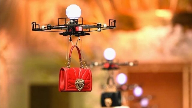 Dolce & Gabbana, defilesinde mankenler yerine drone kullandı!