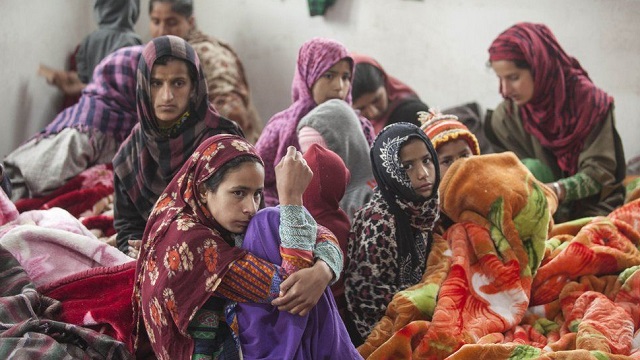 Keşmir köyü sakinleri Pakistan ile Hindistan arasındaki çatışmaların ortasında kaldı