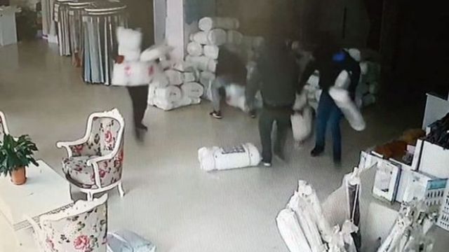 Pendik'te 1.5 dakikada 25 bin liralık perdeyi böyle çaldılar