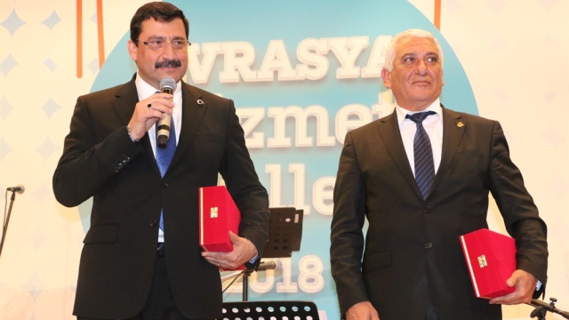 Güzelyurt Belediye Başkanı Özçınar’a Avrasya Hizmet Ödülü