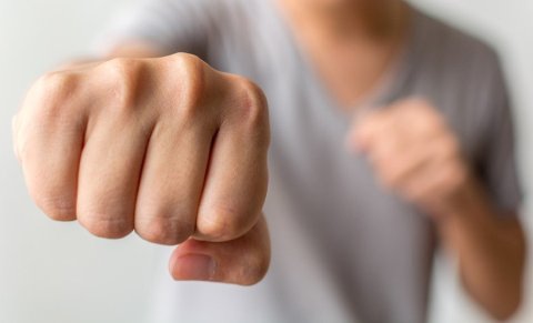 Borç yüzünden burun kırdı