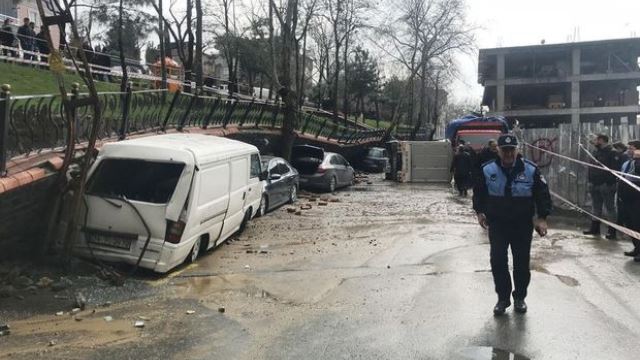 İstanbul Eyüp'te istinat duvarı çöktü! Çok sayıda araç duvar altında kaldı