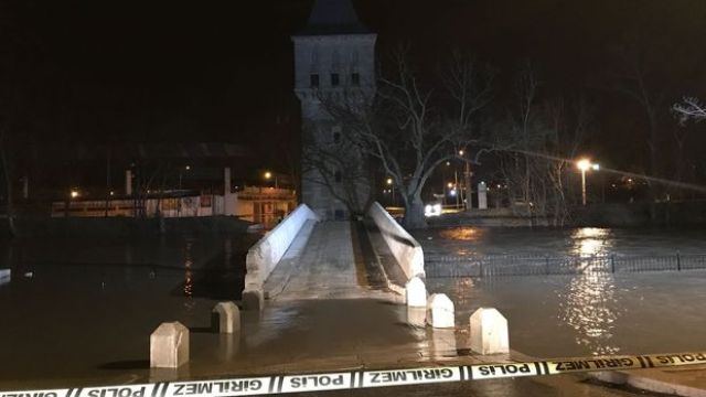 Tunca Nehri taştı, Fatih Köprüsü trafiğe kapatıldı