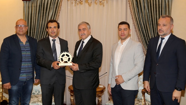 Cumhurbaşkanı Akıncı Bisiklet Federasyonu heyetini kabul etti