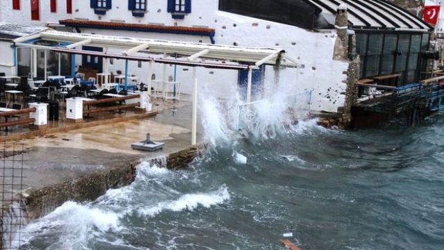 Yunan adalarında mahsur kalan Türkler ülkeye döndü